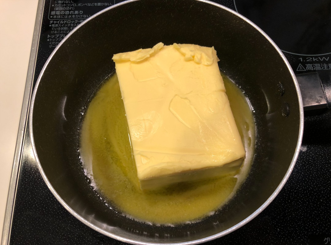 バターを鍋に入れる